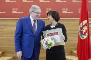 EL GOBERNADOR DE LA REGIÓN DE KRASNOYARSK VÍCTOR TOLOKONSKI OTORGÓ EL CERTIFICADO DE HONOR A LA DIRECTORA DEL INSTITUTO DE FILOLOGÍA Y COMUNICACIÓN LINGÜÍSTICA LIUDMILA KULIKOVA